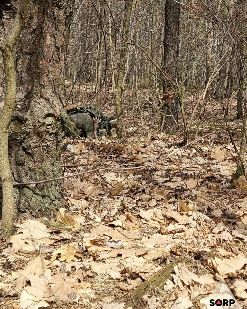 Uczestnik w pozycji strzeleckiej