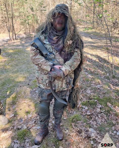 Uczestnik w kamuflażu